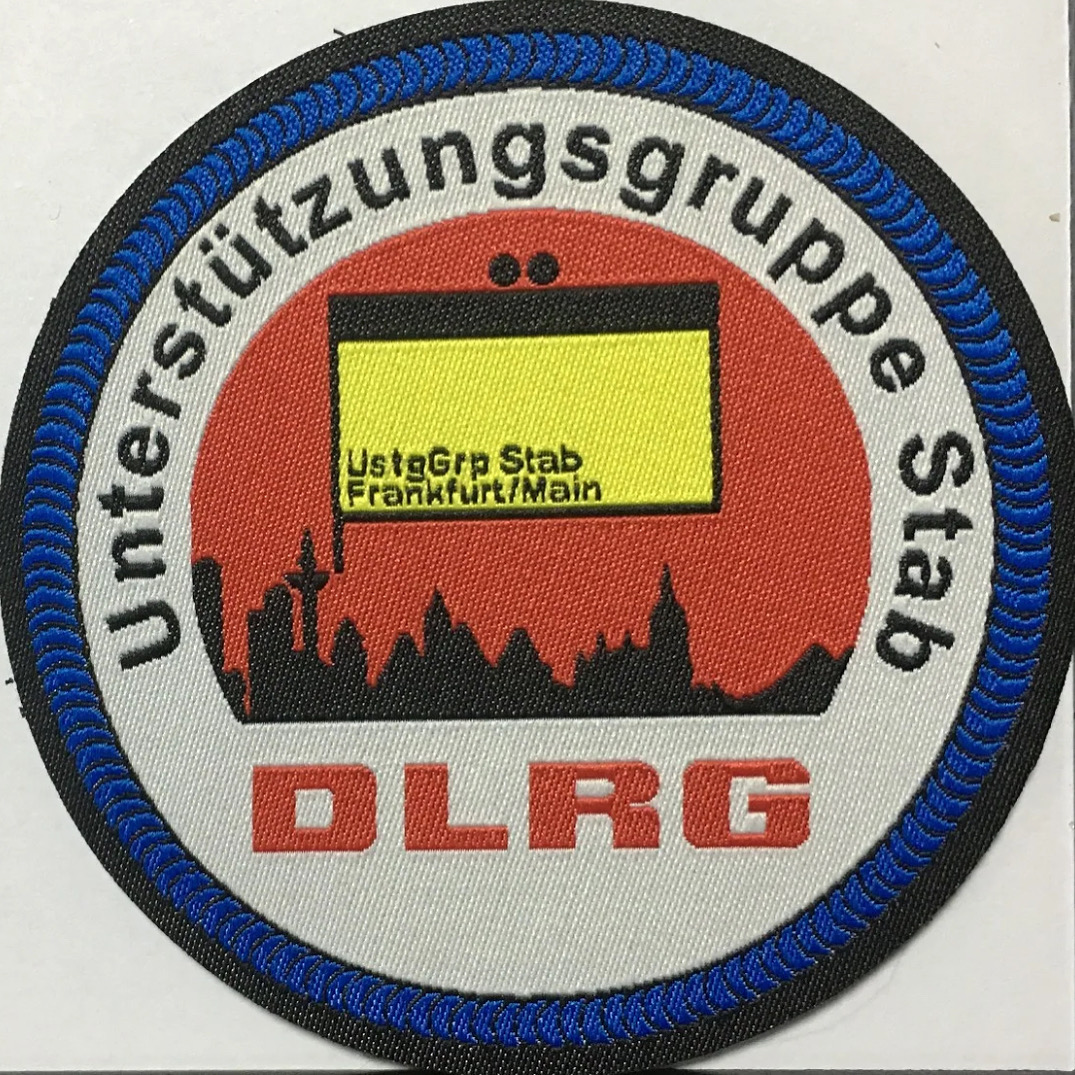 Patch der Unterstützungsgruppe Stab Frankfurt am Main mit blauem Rand und Skyline